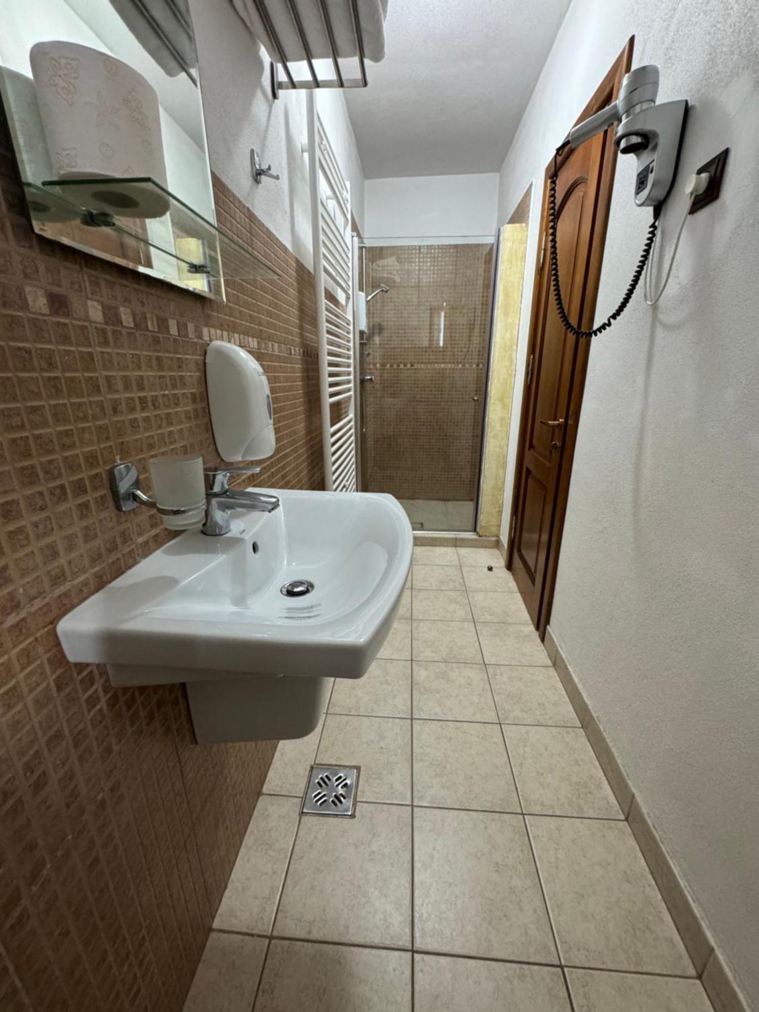 Pensiunea Casa Rica Călimăneşti Kültér fotó